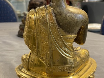 Een Chinese verguld bronzen figuur van Boeddha, 17e eeuw