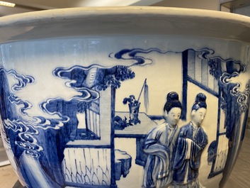 Une grande jardini&egrave;re en porcelaine de Chine en bleu et blanc &agrave; d&eacute;cor en relief, Kangxi