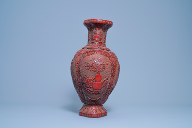 Un vase en laque rouge, marque de Qianlong, Chine, 19/20&egrave;me