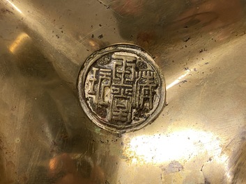 Een Chinese bronzen wierookbrander met chilong handgrepen, zegelmerk, 17/18e eeuw