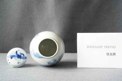 Une bo&icirc;te &agrave; th&eacute; couverte en porcelaine de Chine en bleu et blanc, Kangxi