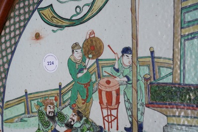 Een groot Chinees houten scherm met een ronde famille verte plaquette en polychroom lakwerk, 19e eeuw