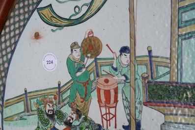 Un tr&egrave;s grand &eacute;cran en bois &agrave; m&eacute;daillon en porcelaine de Chine famille verte et laque polychrome, 19&egrave;me