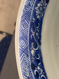 Een paar grote Chinese blauw-witte vazen met Lange Lijzen, Kangxi