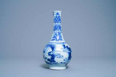 Un vase de forme bouteille en porcelaine de Chine en bleu et blanc, &eacute;poque Transition