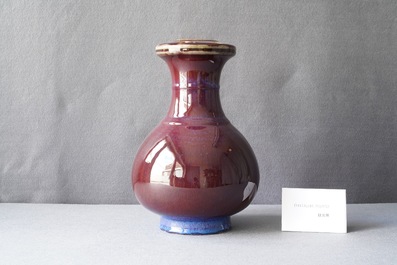 Un vase en porcelaine de Chine &agrave; &eacute;mail flamb&eacute;, 18/19&egrave;me