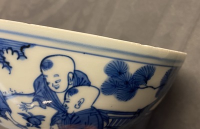 Un bol sur piedouche en porcelaine de Chine en bleu et blanc &agrave; d&eacute;cor de gar&ccedil;ons jouants, Wanli