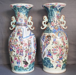 Une paire de grands vases en porcelaine de Chine famille rose &agrave; d&eacute;cor 'Wu Shuang Pu', 19&egrave;me