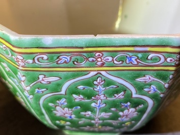 Une paire de bo&icirc;tes couvertes en porcelaine de Chine Bencharong pour le march&eacute; thai, 19&egrave;me