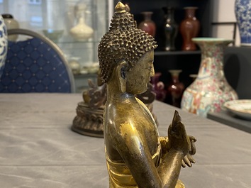 Een Chinese verguld bronzen figuur van Boeddha, 17e eeuw