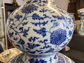 Een grote Chinese blauw-witte kalebasvaas met florale slingers, 19/20e eeuw