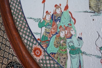 Un tr&egrave;s grand &eacute;cran en bois &agrave; m&eacute;daillon en porcelaine de Chine famille verte et laque polychrome, 19&egrave;me