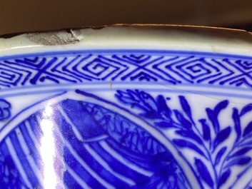 Une paire de grands vases en porcelaine de Chine en bleu et blanc &agrave; d&eacute;cor de longues dames, Kangxi