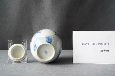 Une bo&icirc;te &agrave; th&eacute; couverte en porcelaine de Chine en bleu et blanc, Kangxi