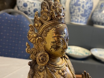 Een verguld bronzen figuur van de Witte Tara, Nepal, 16e eeuw