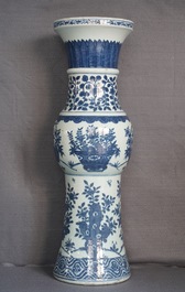 Un grand vase imp&eacute;rial de forme 'zun' en porcelaine de Chine en bleu et blanc, marque et &eacute;poque de Wanli