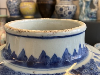 Een Chinese blauw-witte vaas met figuren in een interieur, Kangxi