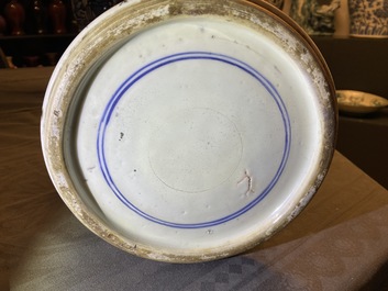 Een paar grote Chinese blauw-witte vazen met Lange Lijzen, Kangxi