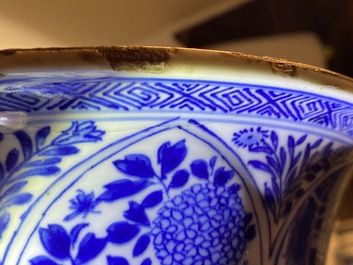 Een paar grote Chinese blauw-witte vazen met Lange Lijzen, Kangxi