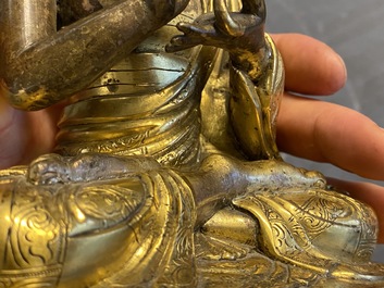 Een Chinese verguld bronzen figuur van Boeddha, 17e eeuw