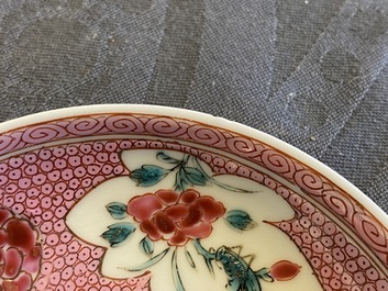 Quatre tasses et deux soucoupes en porcelaine de Chine famille rose, Yongzheng/Qianlong