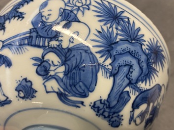 Un bol sur piedouche en porcelaine de Chine en bleu et blanc &agrave; d&eacute;cor de gar&ccedil;ons jouants, Wanli