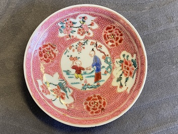 Een Chinese famille rose VOC-kop, een Pronk-kop en twee koppen en schotels, Yongzheng/Qianlong