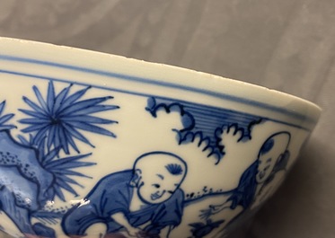 Un bol sur piedouche en porcelaine de Chine en bleu et blanc &agrave; d&eacute;cor de gar&ccedil;ons jouants, Wanli