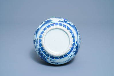 Un vase de forme double gourde en porcelaine de Chine en bleu et blanc, &eacute;poque Transition