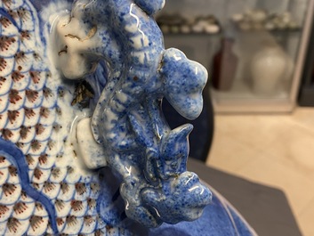 Un grand vase en porcelaine de Chine en bleu, blanc et rouge de cuivre, Jiaqing