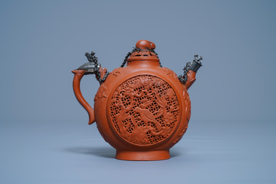 Een Chinese dubbelwandige opengewerkte Yixing steengoed theepot met zilveren montuur, Kangxi