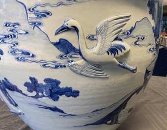 Een zeldzame grote Chinese blauw-witte jardini&egrave;re met reli&euml;fdecor, Kangxi