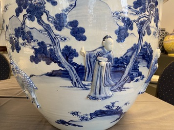 Een zeldzame grote Chinese blauw-witte jardini&egrave;re met reli&euml;fdecor, Kangxi