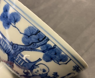 Un bol sur piedouche en porcelaine de Chine en bleu et blanc &agrave; d&eacute;cor de gar&ccedil;ons jouants, Wanli