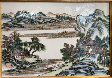 Een Chinese rechthoekige famille rose plaquette met een landschap, Qianlong merk, 19/20e eeuw