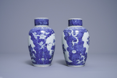 A pair of Chinese blue and white vases and covers with floral design, Hatcher cargo shipwreck, Transitional period