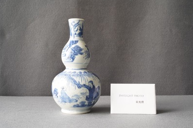 Un vase de forme double gourde en porcelaine de Chine en bleu et blanc, &eacute;poque Transition