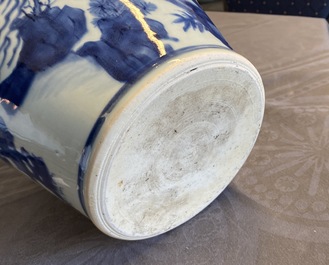 Een Chinese blauw-witte vaas met figuren in een interieur, Kangxi