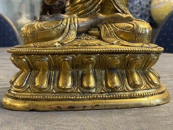 Une figure de Bouddha en bronze dor&eacute;, Chine, 17&egrave;me