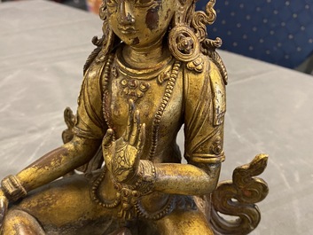 Een verguld bronzen figuur van de Witte Tara, Nepal, 16e eeuw