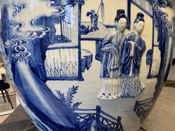 Une grande jardini&egrave;re en porcelaine de Chine en bleu et blanc &agrave; d&eacute;cor en relief, Kangxi