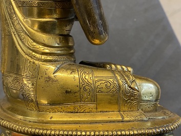 Een Chinese verguld bronzen figuur van Boeddha, 17e eeuw