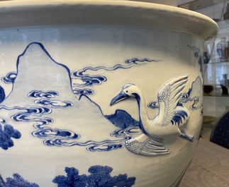 Une grande jardini&egrave;re en porcelaine de Chine en bleu et blanc &agrave; d&eacute;cor en relief, Kangxi