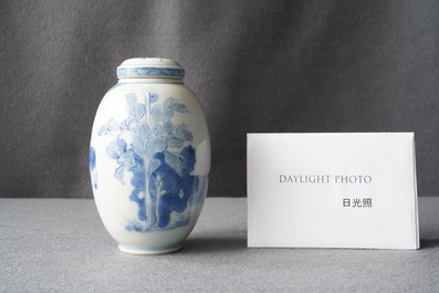 Une bo&icirc;te &agrave; th&eacute; couverte en porcelaine de Chine en bleu et blanc, Kangxi