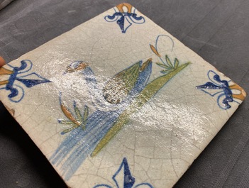 Un carreau en fa&iuml;ence de Delft polychrome &agrave; d&eacute;cor d'un cygne, d&eacute;but du 17&egrave;me