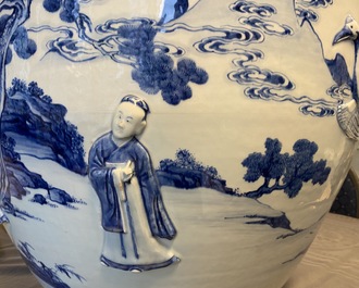 Une grande jardini&egrave;re en porcelaine de Chine en bleu et blanc &agrave; d&eacute;cor en relief, Kangxi