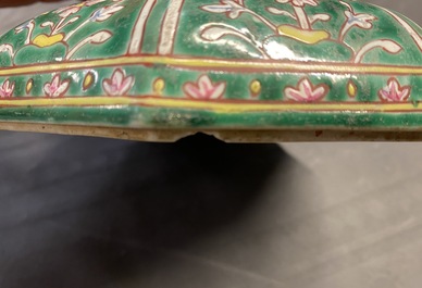 Une paire de bo&icirc;tes couvertes en porcelaine de Chine Bencharong pour le march&eacute; thai, 19&egrave;me