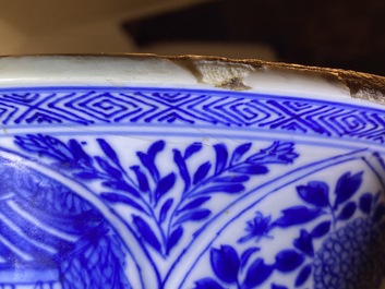 Une paire de grands vases en porcelaine de Chine en bleu et blanc &agrave; d&eacute;cor de longues dames, Kangxi