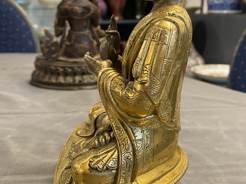 Een Chinese verguld bronzen figuur van Boeddha, 17e eeuw