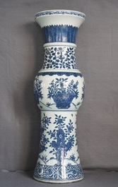 Un grand vase imp&eacute;rial de forme 'zun' en porcelaine de Chine en bleu et blanc, marque et &eacute;poque de Wanli